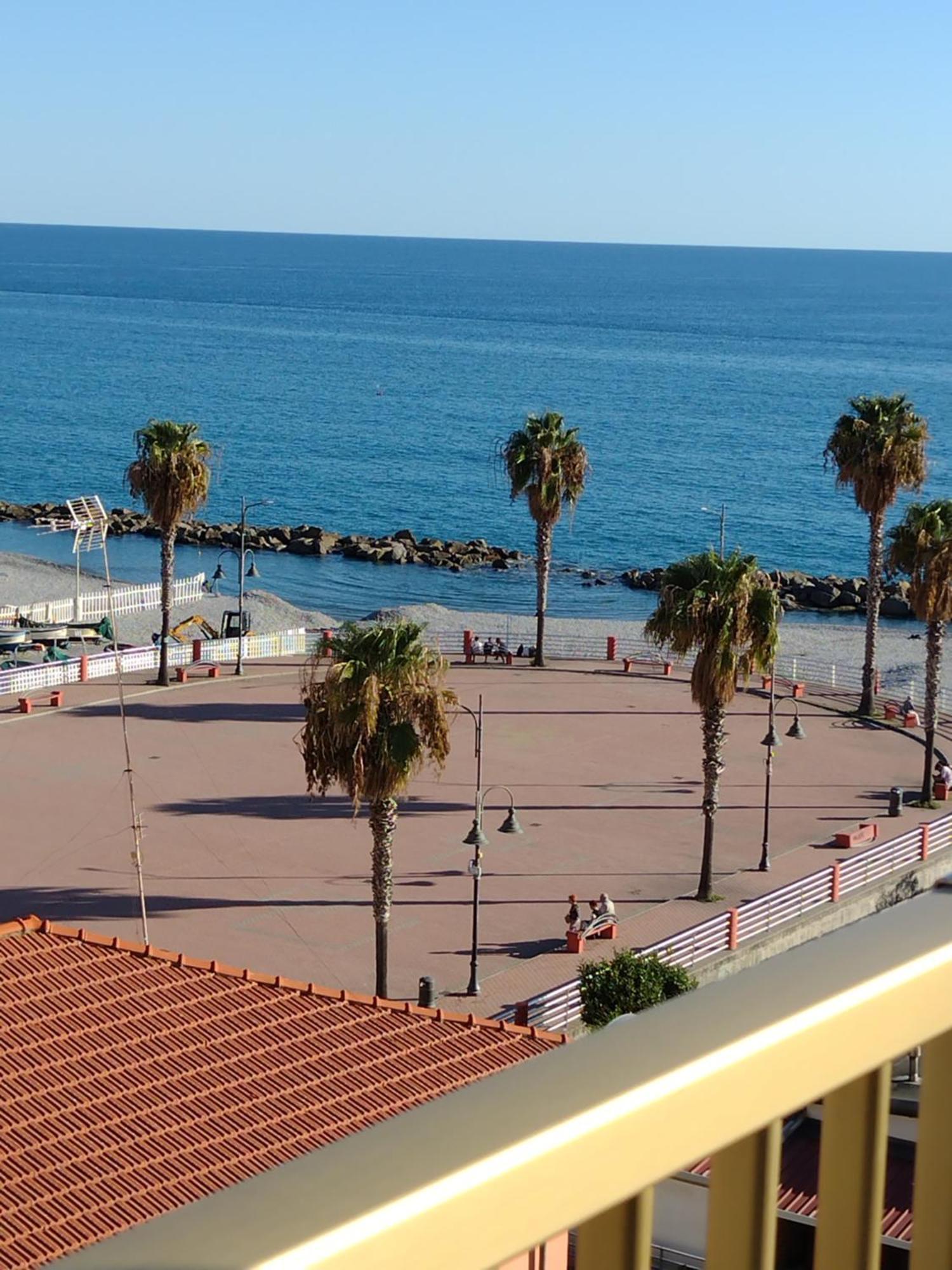 Casa Al Mare Apartment Ventimiglia Bagian luar foto